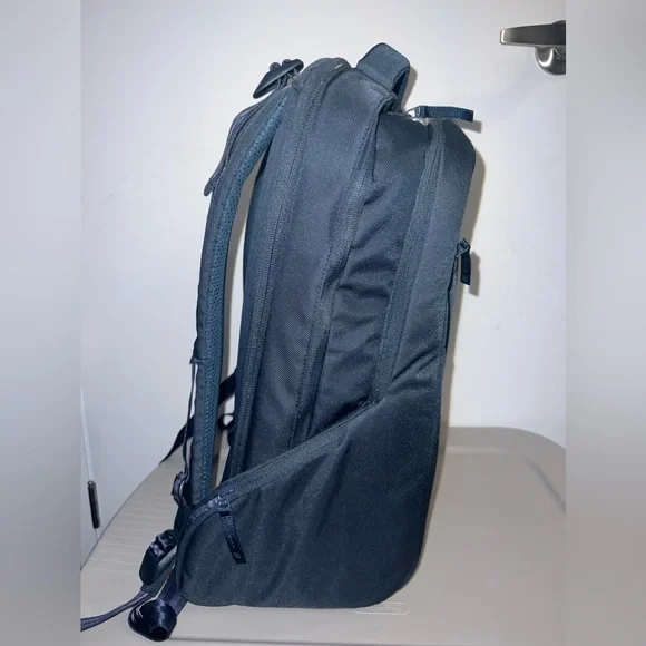 INCASE Icon Backpack - Picture 4 of 7